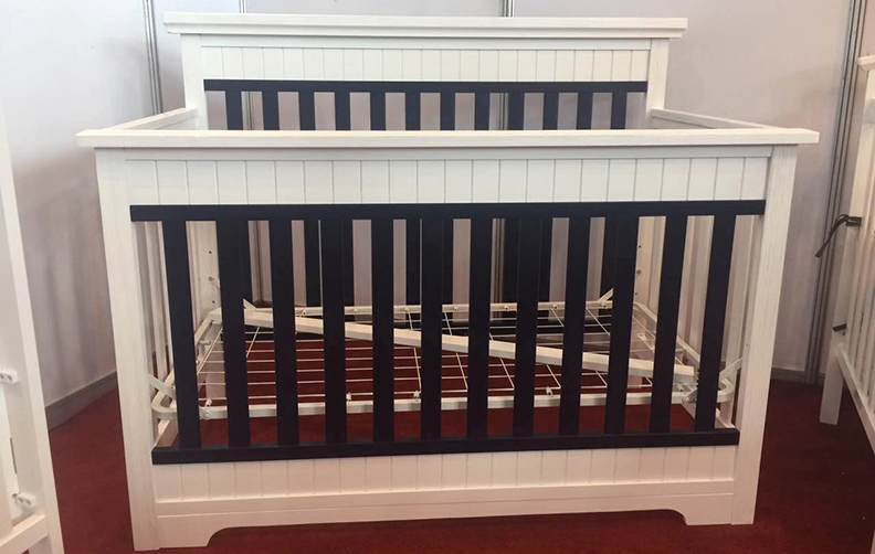 Full size crib F-124