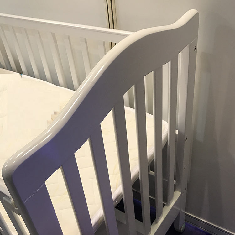 WOODED BABY CRIB 582